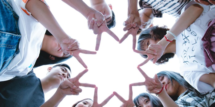 12 Questions That Reveal Hidden Strengths in Your Friendships